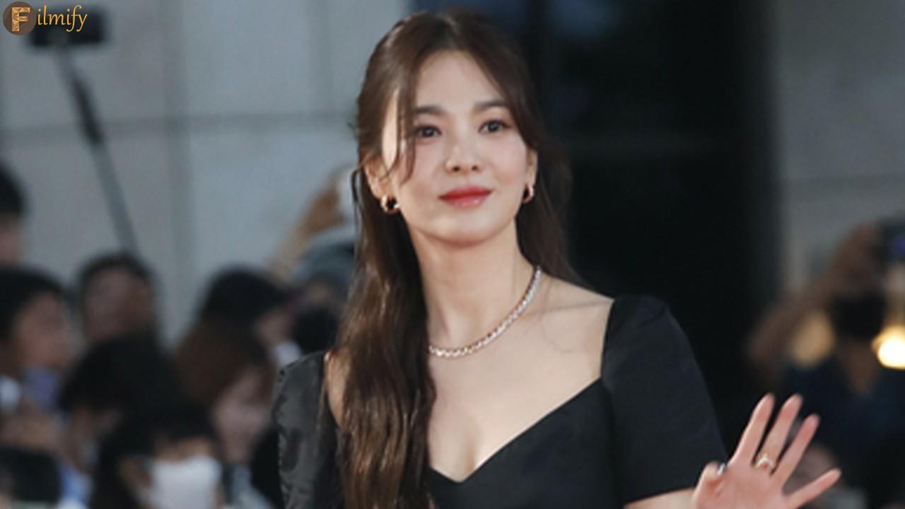 Song Hye Kyo gets emotional as she receives the Blue Dragon series award