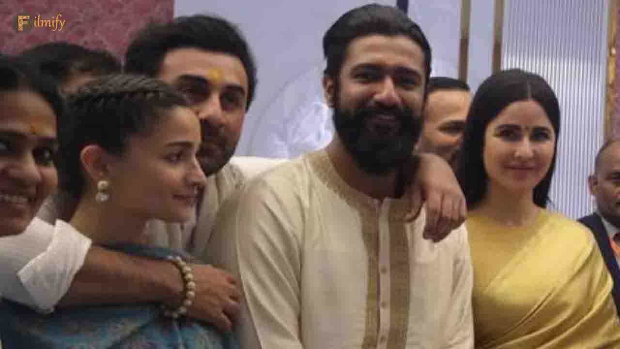 Ranbir Kapoor puts his arm around Vicky and they pose with Alia and Katrina!