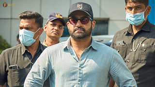 Jr NTR teases Bollywood Paparazzi At Airport ! Says Arey kaun, kaise aagaye yaar